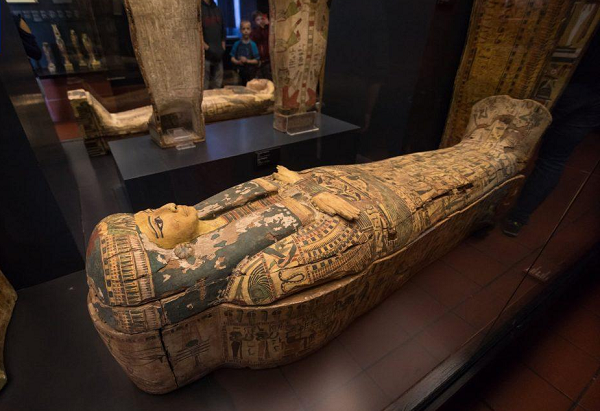 Vì vậy nhờ công nghệ chụp CT, các nhà khoa học đã hé mở bí mật lịch sử mà không cần tác động trực tiếp vào xác ướp. Họ đã tạo ra các bản tái tạo 3D của người đàn ông bên dưới lớp băng.