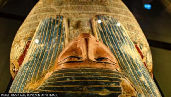 Nhóm nghiên cứu dẫn đầu bởi giáo sư Sahar Saleem từ Khoa Y Đại học Cairo (Ai Cập) cho biết, Amenhotep I được chôn cất với một chiếc vòng độc đáo quanh eo, làm từ các hạt vàng và khoảng 30 chiếc bùa hộ mệnh nằm bên trong các lớp vải liệm.