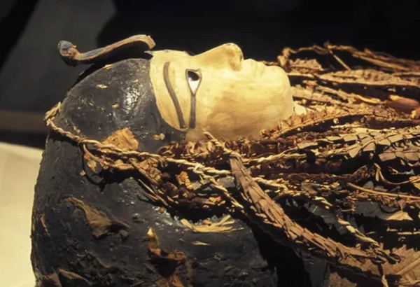 Điều đáng buồn là trên cơ thể vị pharaoh là dấu tích của một vụ trộm mộ thảm khốc, khiến chiếc cổ của xác ướp bị gẫy, nhiều bộ phận cơ thể bị hư hại.