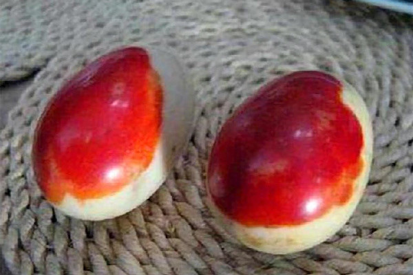 Các chuyên gia nhận định viên đá máu này có thể trị giá 800.000 NDT (2,8 tỷ đồng) và ngỏ ý muốn mua nó. Lão nông đương nhiên vui vẻ đồng ý bán vì số tiền này đối với ông là một số tiền rất lớn và hai viên đá này giữ trong tay cũng không có ích lợi gì.