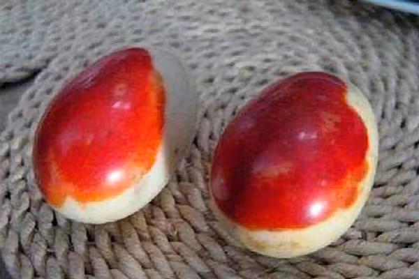 Các chuyên gia nhận định viên đá máu này có thể trị giá 800.000 NDT (2,8 tỷ đồng) và ngỏ ý muốn mua nó. Lão nông đương nhiên vui vẻ đồng ý bán vì số tiền này đối với ông là một số tiền rất lớn và hai viên đá này giữ trong tay cũng không có ích lợi gì.