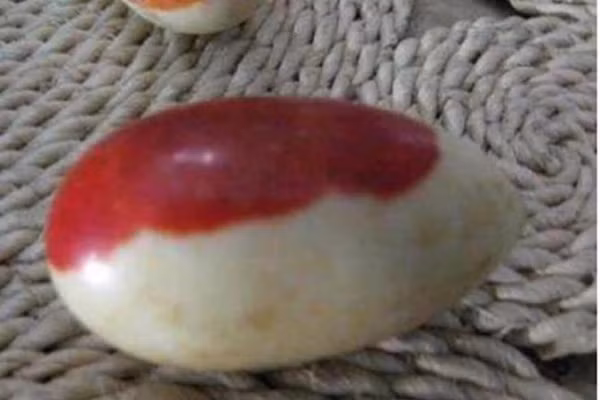 Một lão nông ở Tứ Xuyên khi lên núi đào măng đã vô tình cuốc phải 2 quả “trứng máu”. Qua quá trình thẩm định của các chuyên gia mới phát hiện hai “quả trứng máu” này thực sự có giá trên trời, ước tính lên tới 800.000 NDT (2,8 tỷ đồng).