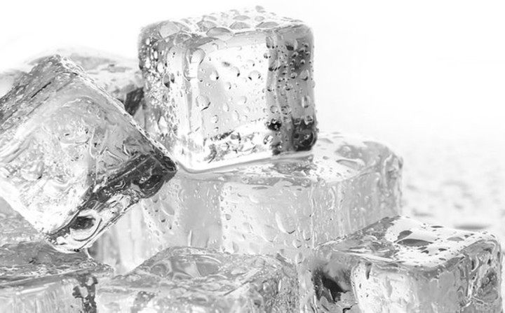 Đá: Việc nhai những viên đá lạnh có thể gây mòn men răng hoặc nghiêm trọng hơn là phá vỡ cấu trúc răng của bạn.