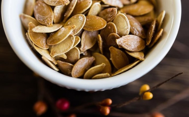 Hạt sấy khô: Việc ăn các loại hạt được sấy khô như hạt bí, hướng dương… có thể tạo ra những vết nứt siêu nhỏ ở răng, khiến răng bạn bị suy yếu.