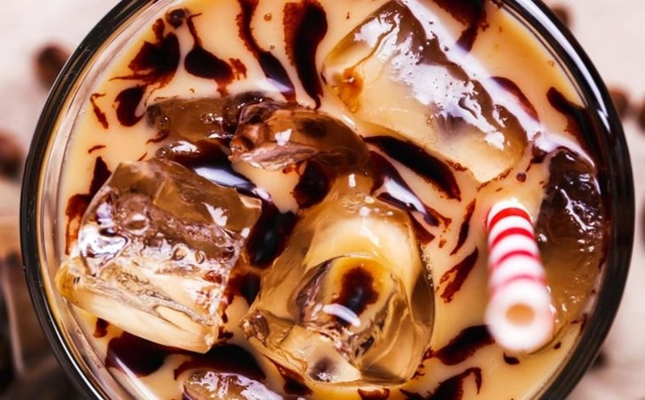 Cà phê sữa: Thật tệ nếu bạn cho quá nhiều sữa để uống với cà phê. Điều này sẽ gây cản trở việc tiết nước bọt khiến răng không được bảo vệ.