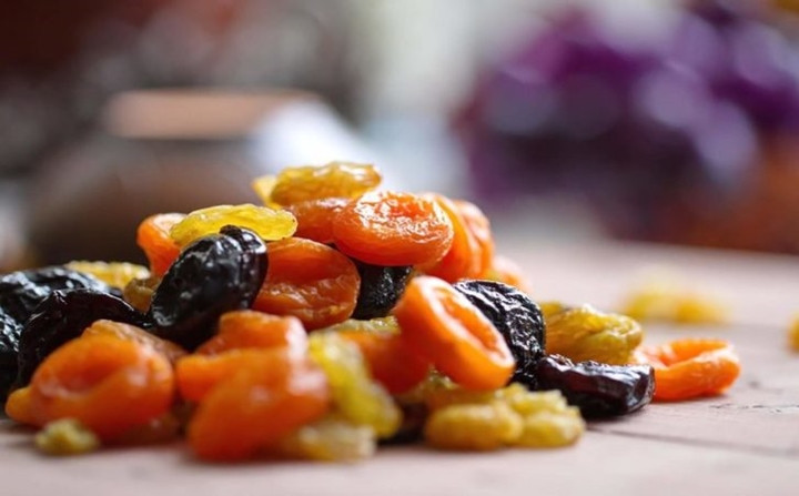 Trái cây khô: Không chỉ gây mắc răng do những chất xơ khó tiêu hóa, trái cây sấy khô còn chứa một lượng đường lớn có thể lưu lại trên răng, gây sâu răng.