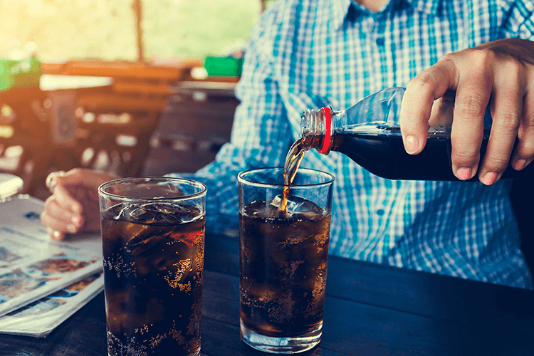 1. Nước Soda Soda được pha trộn với lượng lớn đường đồng thời có loại màu nhân tạo chứa các chất gây ung thư (hóa chất 4-MEI). Tốt nhất bạn nên sử dụng nước lọc. Nếu bạn thực sự thèm vị ngọt của soda, hãy chọn các loại nước uống tự nhiên, nước hoa quả…