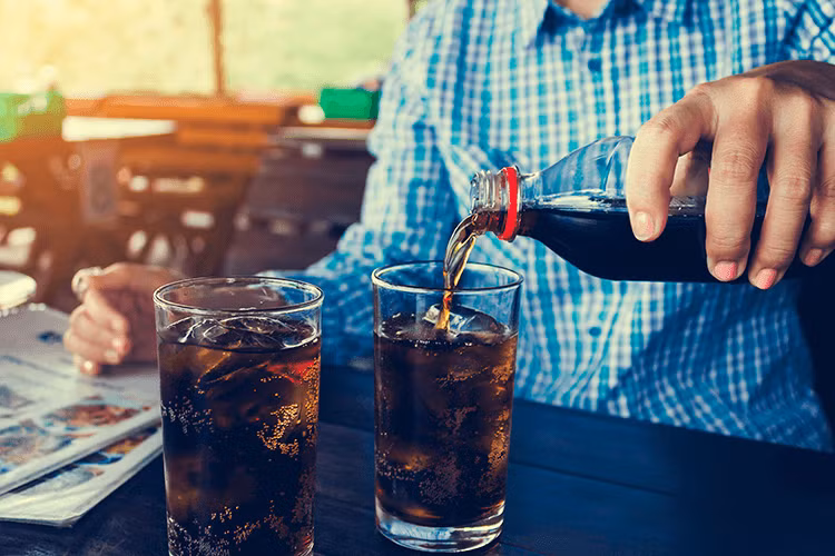 1. Nước Soda Soda được pha trộn với lượng lớn đường đồng thời có loại màu nhân tạo chứa các chất gây ung thư (hóa chất 4-MEI). Tốt nhất bạn nên sử dụng nước lọc. Nếu bạn thực sự thèm vị ngọt của soda, hãy chọn các loại nước uống tự nhiên, nước hoa quả…