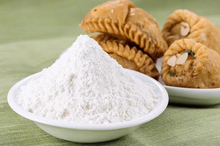 7. Bột mì tinh luyện Quá trình tinh chế đã loại bỏ tất cả giá trị dinh dưỡng của lúa mì. Hơn nữa, bột sau đó được tẩy bằng khí clo để đạt được màu trắng hấp dẫn tuy nhiên lại tăng khả năng gây ung thư. Hãy chọn bột mì nguyên chất chưa qua xử lý để nấu ăn và đọc nhãn cẩn thận để kiểm tra các thành phần có trong sản phẩm đóng gói.