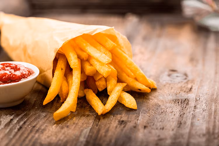 13. Khoai tây chiên Khoai tây chiên có vị rất ngon, nhưng được chiên trong chất béo chuyển hóa và sau đó thêm rất nhiều muối. Ngoài ra, thực phẩm được đun nóng đến nhiệt độ cao cũng tạo ra acrylamide, một chất gây ung thư được biết đến trong khói thuốc lá. Hãy kiểm tra một số công thức khoai tây chiên, sử dụng gia vị và dầu ô liu tạo ra một món ăn rất ngon và lành mạnh hơn nhiều.