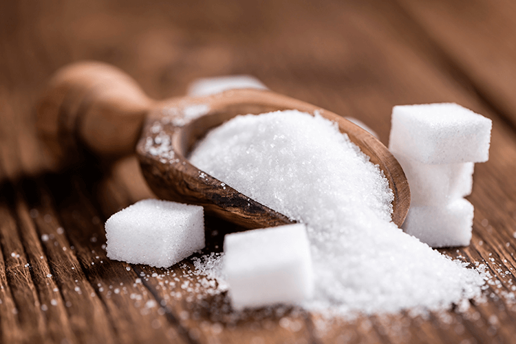 12. Đường tinh luyện Đường tinh luyện có mặt trong nhiều thực phẩm chế biến và đồ uống. Như chúng ta biết, ung thư rất thích “ăn” đường. Đọc danh sách thành phần khi mua thực phẩm đóng gói, hàm lượng đường sẽ khiến bạn ngạc nhiên. Hãy thỏa mãn hàm răng hảo ngọt của bạn với trái cây chứ không phải kẹo.