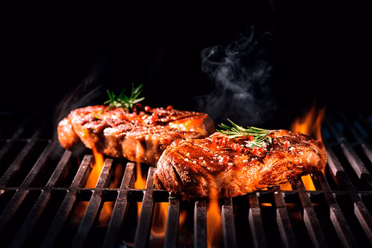 2. Thịt đỏ nướng Các miếng bít tết được nướng cháy ở nhiệt độ cao có thể rất thơm và ngon nhưng chính những vết cháy ấy lại là nguyên nhân gây ung thư. Ngoài ra. tiêu thụ quá nhiều thịt đỏ cũng làm tăng nguy cơ mắc bệnh này.