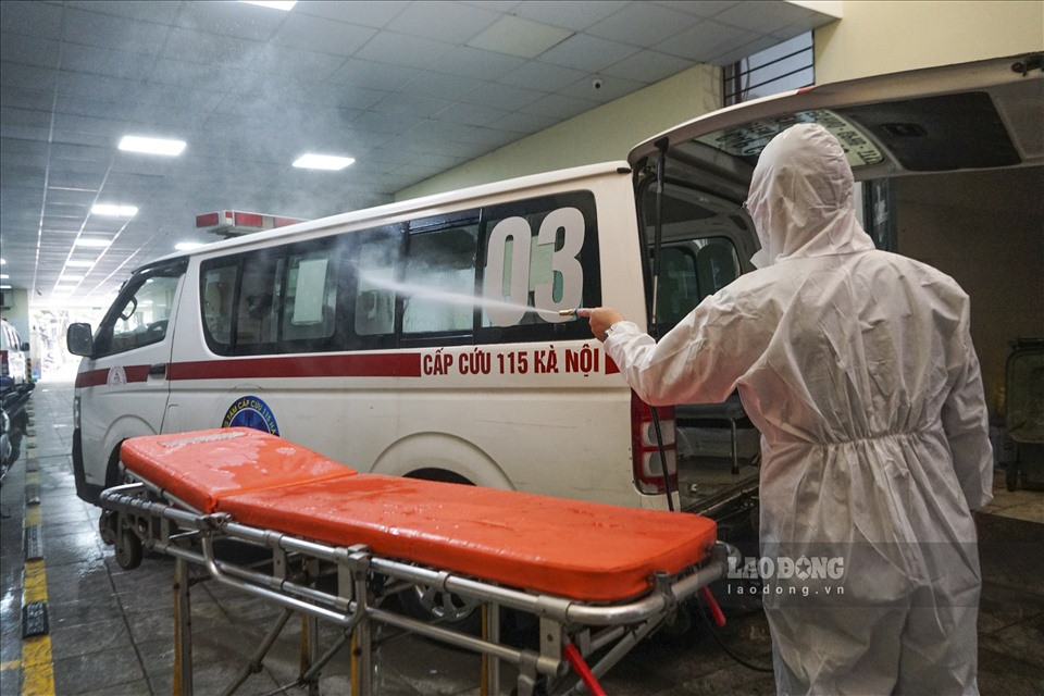 Vừa kết thúc một chuyến vận chuyển F0, kíp trực của bác sĩ Hải quay về trung tâm, lại bắt tay ngay vào việc khử khuẩn xe theo quy định dịch tễ và chuẩn bị cho những chuyến vận chuyển tiếp theo.