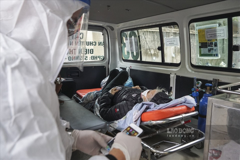 Bệnh nhân có dấu hiệu trở nặng, thậm chí nguy kịch, bác sĩ Hải liên hệ với Bệnh viện Việt Đức để nhanh chóng bố trí người hỗ trợ kíp vận chuyển, đưa F0 vào bên trong viện.