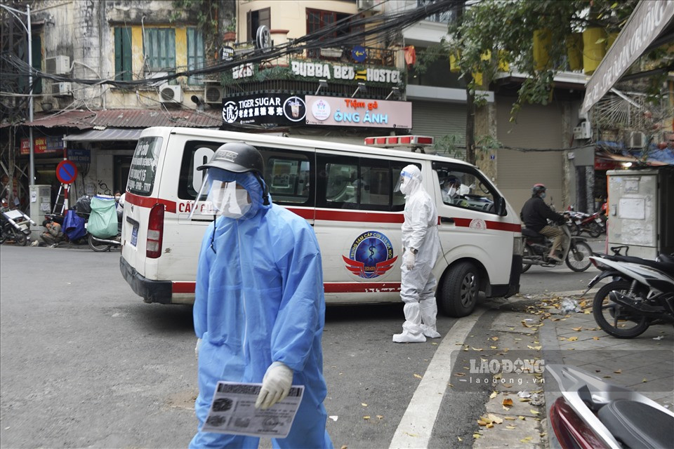 Họ xuất phát lúc 11h hơn, song đường đi vào khu vực phố cổ chật hẹp nên xe không thể đi nhanh, mất ít nhất 20 phút mới tới được hiện trường.