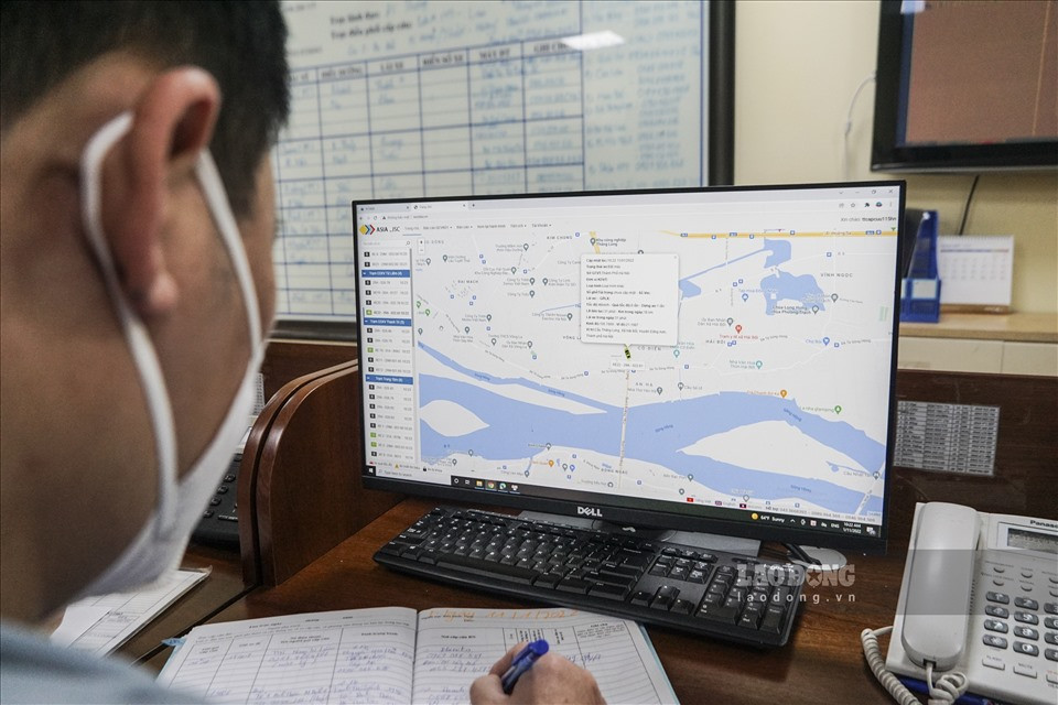 Anh Nguyễn Hữu Liên – Điều phối viên (Phòng Điều phối cấp cứu) tay bốc máy nghe, gọi liên hồi. Anh Liên chia sẻ, mỗi nhân viên của phòng sẽ phải tiếp nhận trung bình khoảng 150 cuộc gọi trong 24h làm việc - một con số không hề nhỏ.