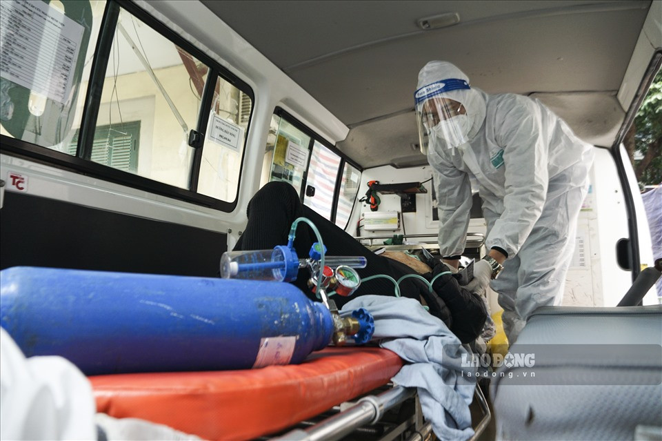 Bệnh viện Việt Đức là cơ sở cấp cứu gần nhất nên kíp trực đã liên hệ và đưa bệnh nhân đến địa điểm này. Trên cả chuyến đi, bác sĩ Hải và điều dưỡng Khánh liên tục động viên người thân của F0 và hỗ trợ bệnh nhân thở máy oxy.