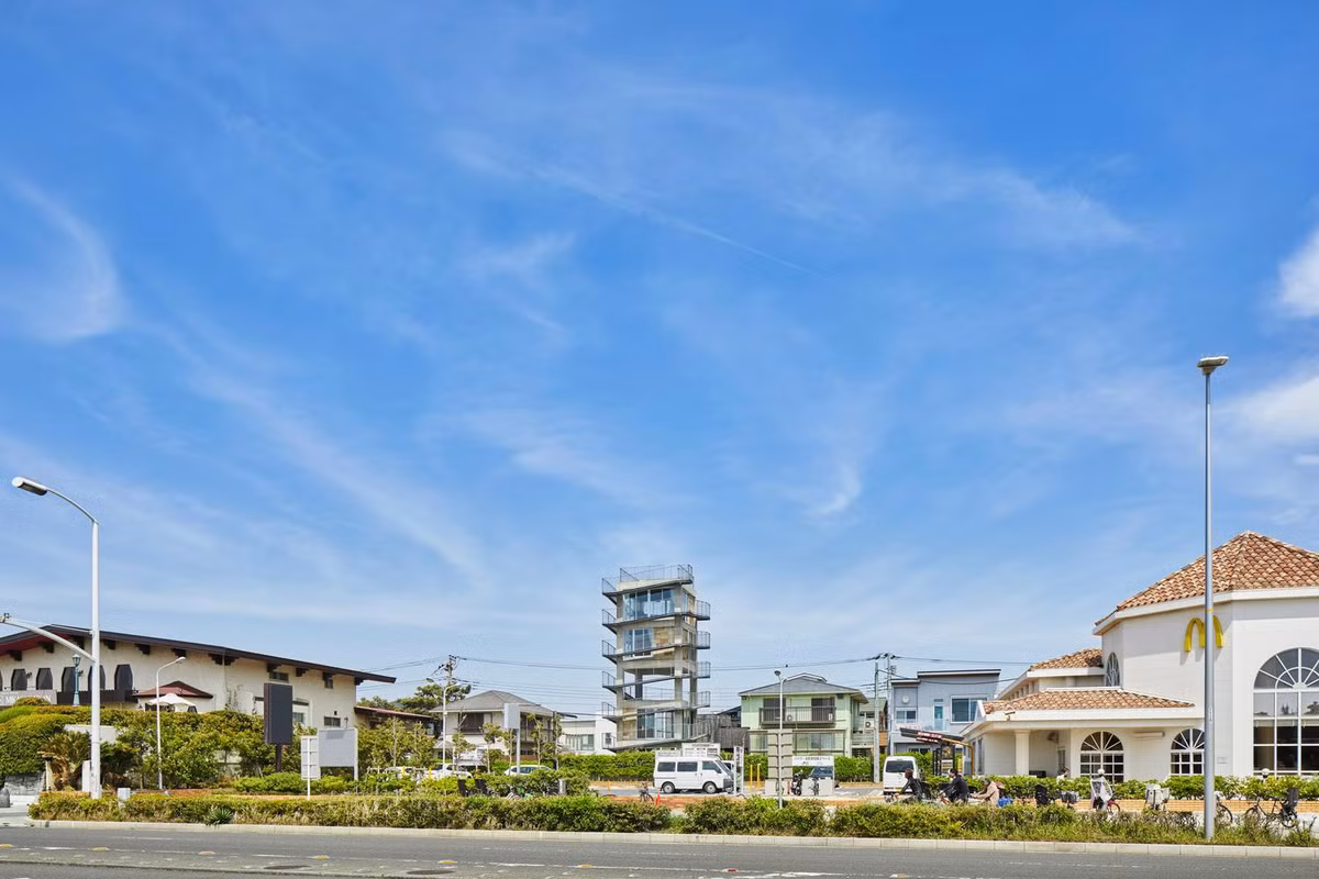 Doc la nha 5 tang lan can thay cau thang