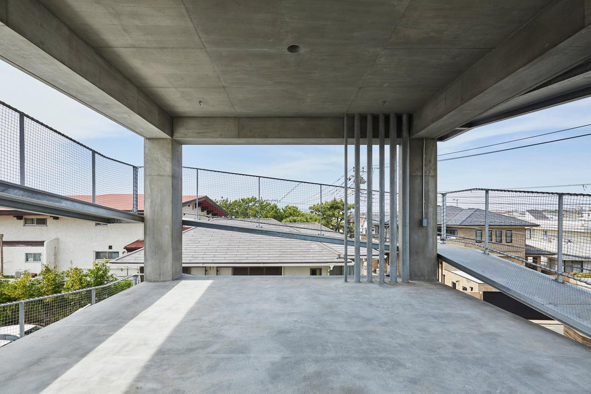 Chủ nhà yêu cầu kiến trúc sư (KTS) thiết kế ngôi nhà theo chiều cao quy định, thể hiện được kết cấu nổi bật, nhẹ nhàng và phóng khoáng như cách sống của chính gia chủ.