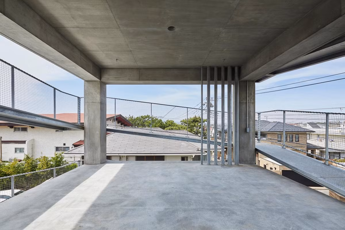 Chủ nhà yêu cầu kiến trúc sư (KTS) thiết kế ngôi nhà theo chiều cao quy định, thể hiện được kết cấu nổi bật, nhẹ nhàng và phóng khoáng như cách sống của chính gia chủ.