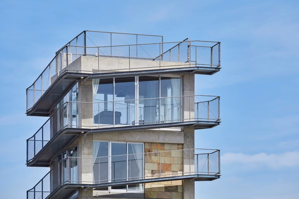 Từ ý tưởng của gia chủ, KTS đã tạo nên ngôi nhà vô cùng táo bạo với lan can lưới thép dài 1.5m và mái được bọc bằng thép mạ kẽm dốc. Độ dốc nhẹ của mái còn có chức năng làm cầu thang và tạo điểm nhấn cho công trình.