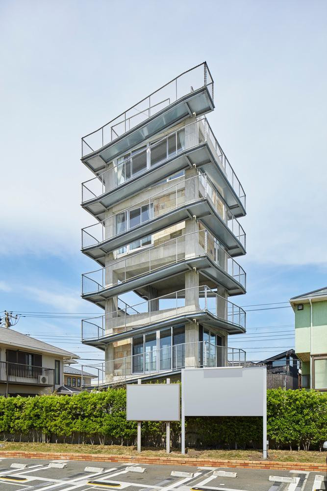 Nhờ độ dốc của các mái mà người ở có thể ngắm nhìn mọi ngóc ngách của tòa nhà.