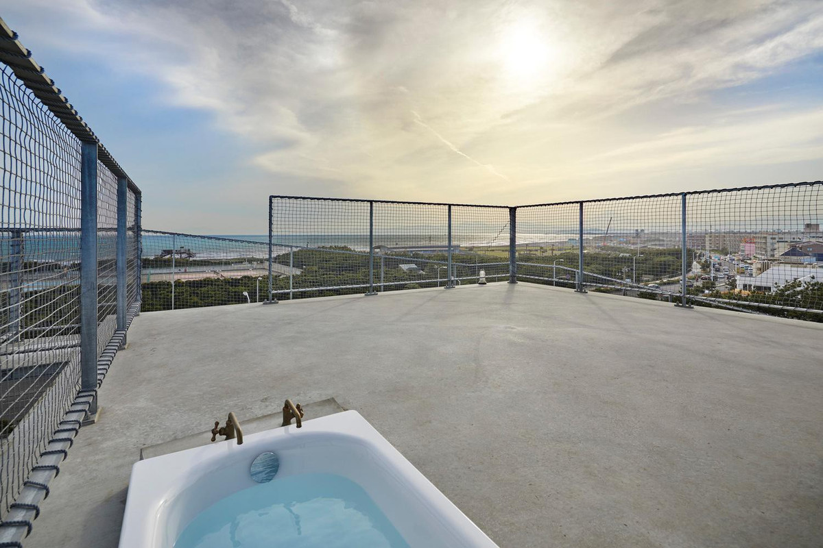 Sân thượng vừa là nơi ngắm cảnh vừa là chỗ đặt bồn tắm lộ thiên, đem lại cảm giác trải nghiệm và hưởng thụ thú vị cho người ở.