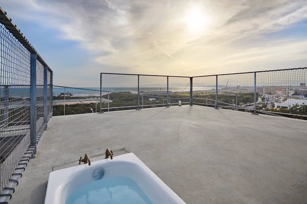 Sân thượng vừa là nơi ngắm cảnh vừa là chỗ đặt bồn tắm lộ thiên, đem lại cảm giác trải nghiệm và hưởng thụ thú vị cho người ở.