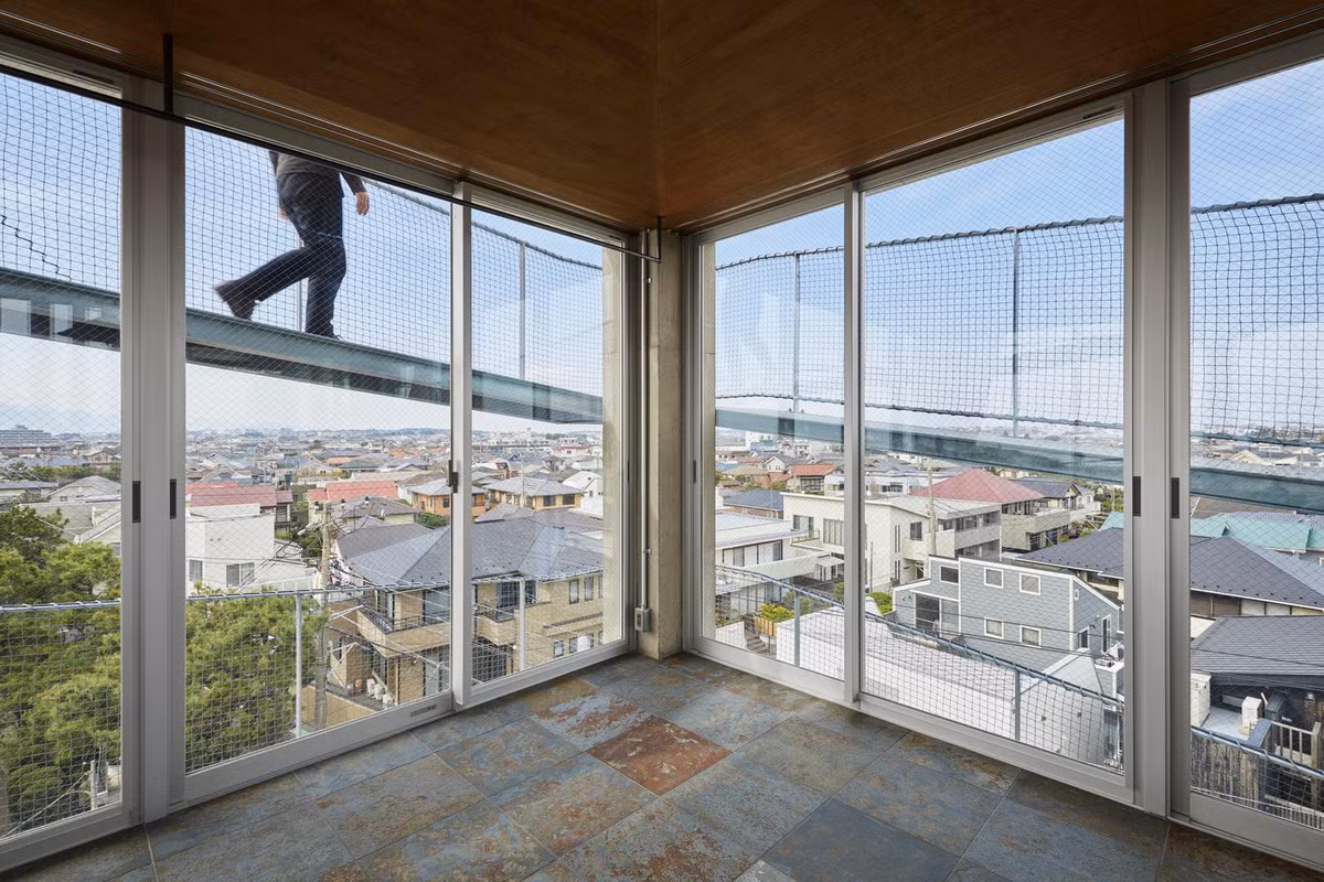 Nhờ cách bố trí này mà ngôi nhà vừa có cảm giác mạo hiểm vừa tạo được điểm nhấn riêng trong kiến trúc.