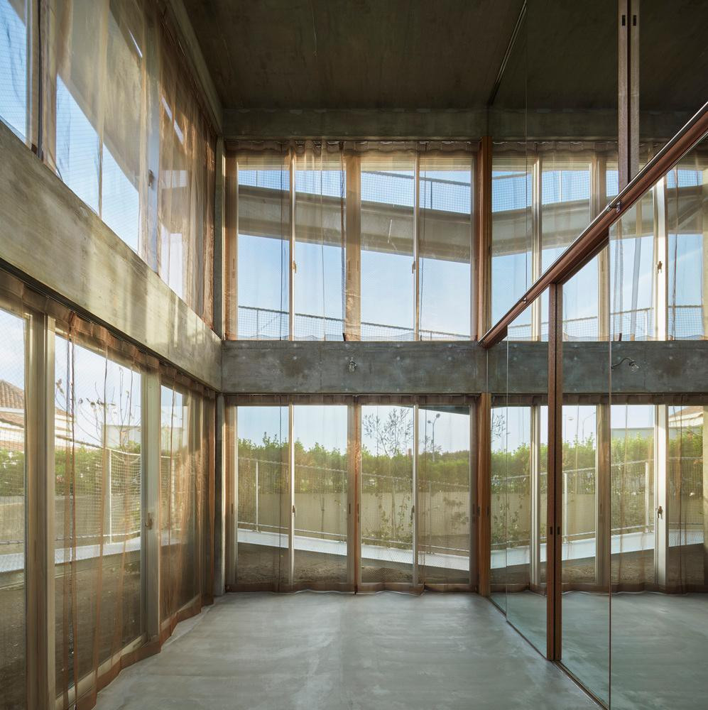 Các cửa trong nhà là hệ cửa trượt có thể mở ra đóng vào để thông gió, tạo ra một kết nối phức tạp nhưng xuyên suốt giữa bên trong và bên ngoài và giữa các tầng với nhau.