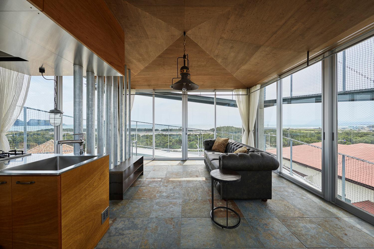 Không gian phòng khách và bếp với view nhìn ra biển.