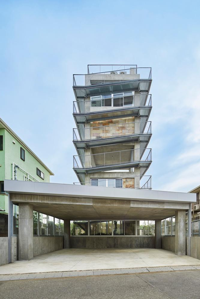 Ngôi nhà có trần cao 1, 2 và 3 lớp không tường, 4 lớp như đường hầm, 5 lớp như nhà đông, và 5 lớp đồng nhất. 6 lớp mái dốc được quấn vào nhau tạo ra sự biến dạng nhỏ theo quy luật đồng nhất.