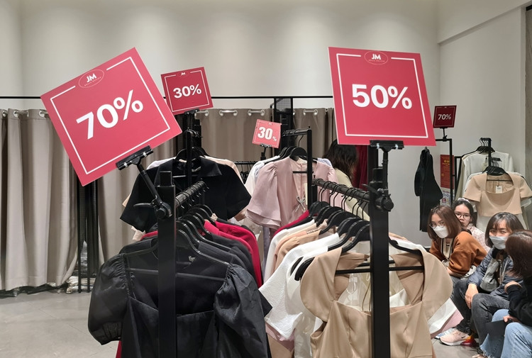 Các sản phẩm quần áo giảm giá dịp Tết này đều thu hút khách hàng.