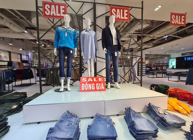 Nhiều sản phẩm khác được "sale đồng giá" nhằm thu hút khách.