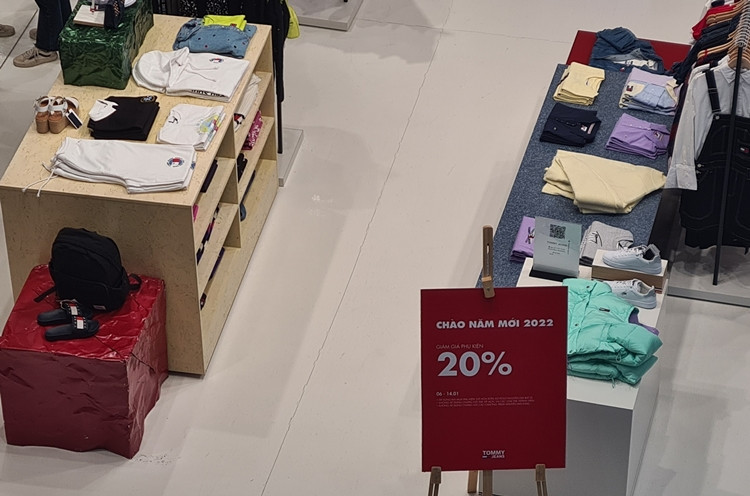 Từ các cửa hàng thời trang cao cấp cho đến những cửa hàng quần áo bình dân đều đồng loạt áp dụng chương trình khuyến mãi.