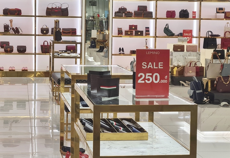 Người dân có nhiều cơ hội mua sắm, sử dụng sản phẩm chất lượng khi các cửa hàng tung chương trình ưu đãi, giảm giá dịp Tết Nguyên đán.