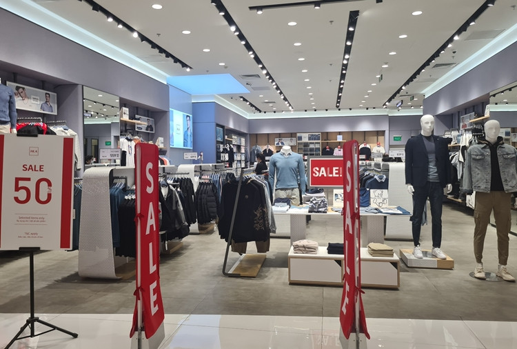 Dù vậy, đây là dịp để các cửa hàng xả kho, thu hồi vốn cho cả năm, nhiều người có cơ hội sở hữu sản phẩm chất lượng, giá cả vừa phải.