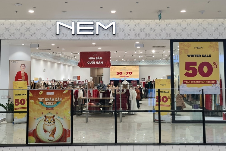 Tương tự, tại một TTTM lớn nằm trên địa bàn quận Hà Đông (Hà Nội), nhiều cửa hàng thời trang cũng đang ưu đãi từ 20-70%/toàn bộ sản phẩm dịp Tết Nguyên đán.