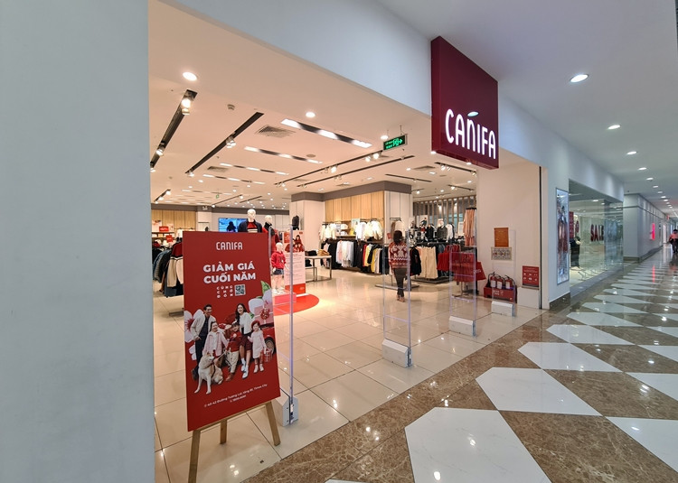 Cận Tết Nguyên đán Nhâm dần 2022, các cửa hàng quần áo của những thương hiệu nổi tiếng nằm trong một TTTM trên địa bàn quận Hai Bà Trưng (Hà Nội) đồng loạt treo biển giảm giá, áp dụng nhiều chính sách ưu đãi hấp dẫn.