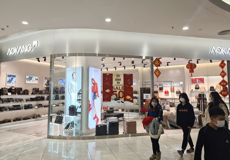 Không chỉ quần áo, các cửa hàng giày, dép, túi xách với đủ các chủng loại, mẫu mã khác nhau cũng đua nhau giảm giá, áp dụng chương trình khuyến mãi.