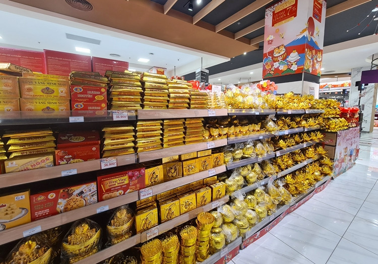 Bánh kẹo lên kệ siêu thị, sẵn sàng phục vụ nhu cầu mua sắm của người dân dịp Tết.