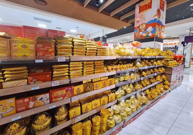 Bánh kẹo lên kệ siêu thị, sẵn sàng phục vụ nhu cầu mua sắm của người dân dịp Tết.