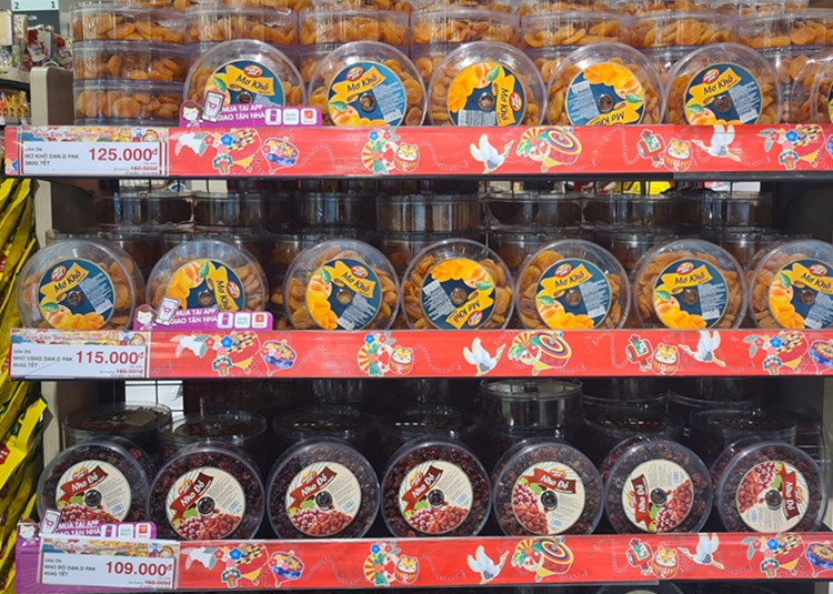 Sản phẩm mơ khô được bán giá 125.000 đồng/hộp 380g; nho vàng là 115.000 đồng/hộp 454g; nho đỏ giá 109.000 đồng/454g.