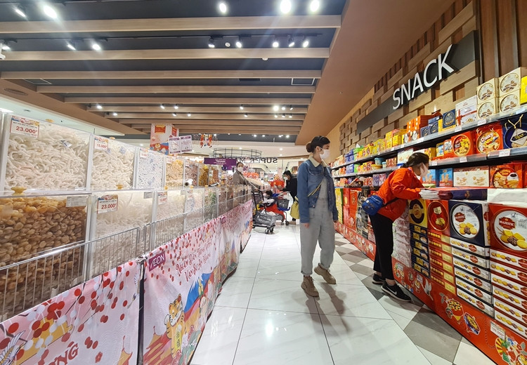 Khách hàng thỏa sức lựa chọn và mua sắm. Siêu thị cũng cam kết đủ hàng và khuyến mãi mạnh dịp Tết.