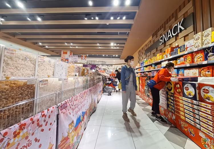 Khách hàng thỏa sức lựa chọn và mua sắm. Siêu thị cũng cam kết đủ hàng và khuyến mãi mạnh dịp Tết.