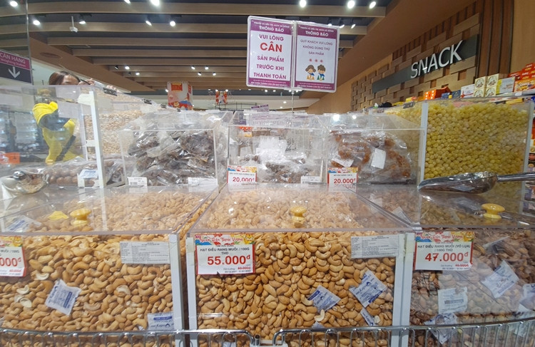 Đối với sản phẩm hạt điều rang muối được bán giá từ 47.000 - 55.000 đồng/100g.