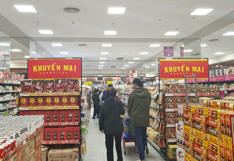 Bánh kẹo, đồ gia dụng ngập tràn siêu thị Hà Nội ngày cận Tết, khách hàng thỏa sức lựa chọn và mua sắm.