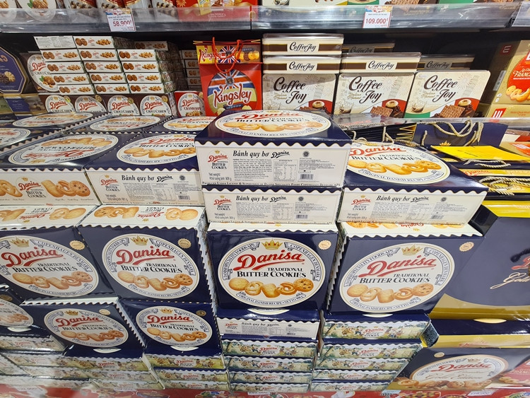 Những hộp bánh với thiết kế sáng trọng, hình thức bắt mắt tràn ngập siêu thị.