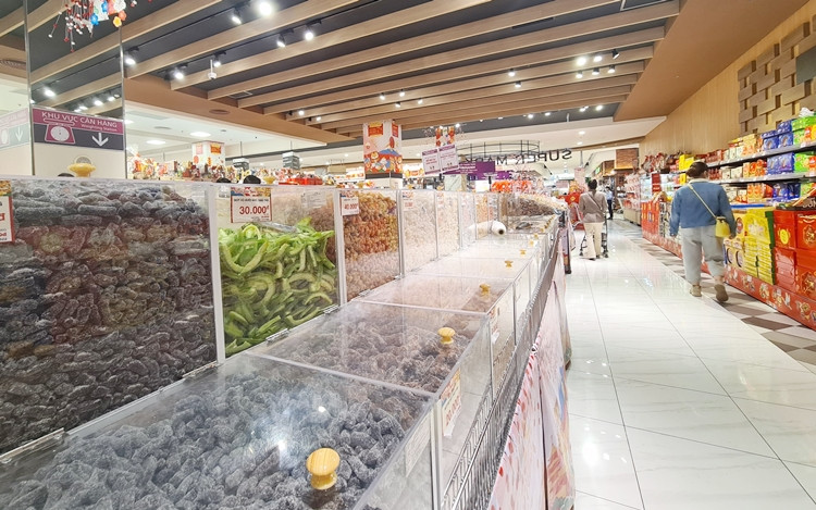 Nhiều loại hạt, trái cây sấy phục vụ nhu cầu ngày Tết cũng được bày bán ngập tràn siêu thị.