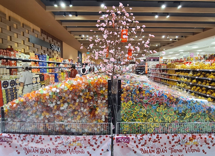 Tại một siêu thị khác trên địa bàn quận Hà Đông, TP Hà Nội, các loại kẹo cân cũng được bày bán phong phú dịp Tết Nguyên đán Nhâm Dần 2022.